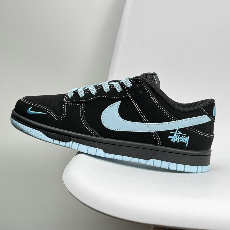 Nike Dunk SB X Stossy